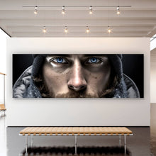 Lade das Bild in den Galerie-Viewer, Leinwandbild Abenteuerlicher Mann mit eisblauen Augen im Schnee Panorama