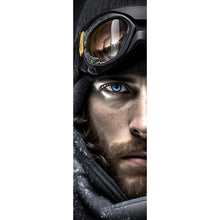 Lade das Bild in den Galerie-Viewer, Poster Abenteuerlicher Mann mit eisblauen Augen im Schnee Panorama Hoch