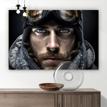 Lade das Bild in den Galerie-Viewer, Aluminiumbild Abenteuerlicher Mann mit eisblauen Augen im Schnee Querformat