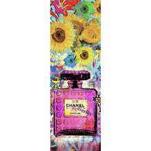 Lade das Bild in den Galerie-Viewer, Poster Abstrakte Collage mit Parfumflasche Panorama Hoch