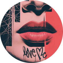 Lade das Bild in den Galerie-Viewer, Aluminiumbild gebürstet Abstrakte Kunst mit Lippen und Schriftzug Kreis