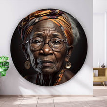 Lade das Bild in den Galerie-Viewer, Aluminiumbild gebürstet Ältere Frau mit Brille und buntem Kopftuch Kreis