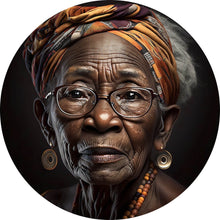 Lade das Bild in den Galerie-Viewer, Aluminiumbild gebürstet Ältere Frau mit Brille und buntem Kopftuch Kreis