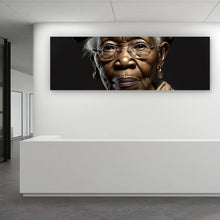 Lade das Bild in den Galerie-Viewer, Aluminiumbild gebürstet Ältere Frau mit traditionellem Kopftuch Panorama