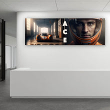 Lade das Bild in den Galerie-Viewer, Aluminiumbild Alter Rennwagen und Fahrer mit Helm Panorama