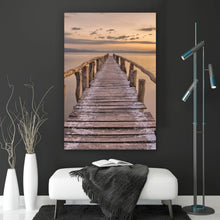 Lade das Bild in den Galerie-Viewer, Leinwandbild Anlegestelle nach Sonnenuntergang Hochformat