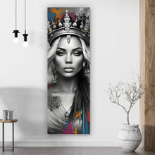 Lade das Bild in den Galerie-Viewer, Poster Anmutige Königin in Schwarz-Weiß mit bunten Akzenten Panorama Hoch