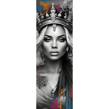 Lade das Bild in den Galerie-Viewer, Aluminiumbild Anmutige Königin in Schwarz-Weiß mit bunten Akzenten Panorama Hoch