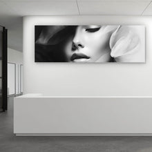 Lade das Bild in den Galerie-Viewer, Poster Anmutiges Frauen Portrait Schwarz Weiß Panorama