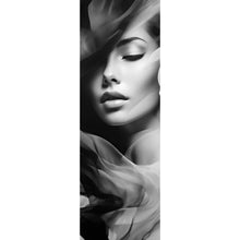Lade das Bild in den Galerie-Viewer, Poster Anmutiges Frauen Portrait Schwarz Weiß Panorama Hoch
