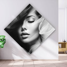 Lade das Bild in den Galerie-Viewer, Poster Anmutiges Frauen Portrait Schwarz Weiß Raute