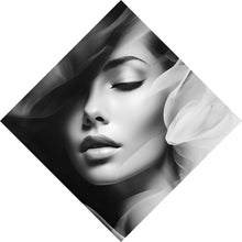Lade das Bild in den Galerie-Viewer, Poster Anmutiges Frauen Portrait Schwarz Weiß Raute