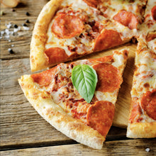 Lade das Bild in den Galerie-Viewer, Poster Appetitliche Pizza auf Holz Quadrat