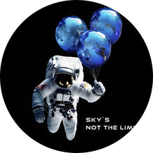 Lade das Bild in den Galerie-Viewer, Aluminiumbild gebürstet Astronaut mit Erdballons im All Kreis