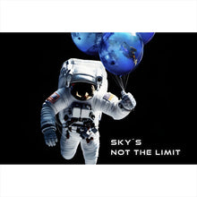 Lade das Bild in den Galerie-Viewer, Poster Astronaut mit Erdballons im All Querformat