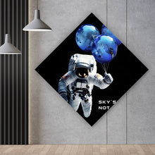 Lade das Bild in den Galerie-Viewer, Leinwandbild Astronaut mit Erdballons im All Raute