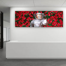 Lade das Bild in den Galerie-Viewer, Spannrahmenbild Astronaut zwischen Rosen Panorama