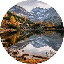 Lade das Bild in den Galerie-Viewer, Aluminiumbild Atemberaubende Landschaft mit Bergen und See Kreis
