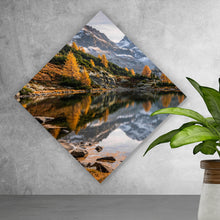 Lade das Bild in den Galerie-Viewer, Leinwandbild Atemberaubende Landschaft mit Bergen und See Raute