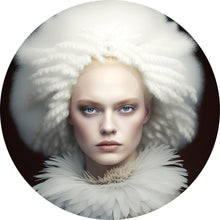 Lade das Bild in den Galerie-Viewer, Aluminiumbild gebürstet Ausdrucksstarke Frau mit modernem Kopfschmuck Kreis