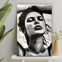 Lade das Bild in den Galerie-Viewer, Aluminiumbild gebürstet Ausdrucksstarkes Porträt einer Frau in Schwarz Weiß Hochformat