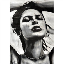 Lade das Bild in den Galerie-Viewer, Aluminiumbild Ausdrucksstarkes Porträt einer Frau in Schwarz Weiß Hochformat