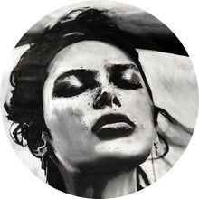 Lade das Bild in den Galerie-Viewer, Aluminiumbild gebürstet Ausdrucksstarkes Porträt einer Frau in Schwarz Weiß Kreis