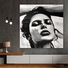 Lade das Bild in den Galerie-Viewer, Acrylglasbild Ausdrucksstarkes Porträt einer Frau in Schwarz Weiß Quadrat