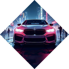 Lade das Bild in den Galerie-Viewer, Aluminiumbild gebürstet Auto in belebter nächtlicher Stadt Raute