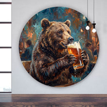 Lade das Bild in den Galerie-Viewer, Aluminiumbild Bär genießt Bier in rustikalem Ambiente Kreis