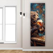 Lade das Bild in den Galerie-Viewer, Leinwandbild Bär genießt Bier in rustikalem Ambiente Panorama Hoch