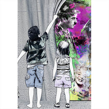 Lade das Bild in den Galerie-Viewer, Aluminiumbild Banksy Graffitikunst hinter Vorhang Hochformat