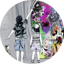 Lade das Bild in den Galerie-Viewer, Aluminiumbild Banksy Graffitikunst hinter Vorhang Kreis