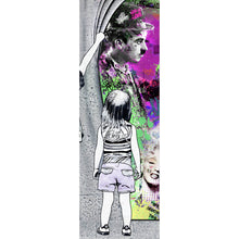Lade das Bild in den Galerie-Viewer, Aluminiumbild Banksy Graffitikunst hinter Vorhang Panorama Hoch
