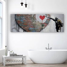 Lade das Bild in den Galerie-Viewer, Poster Banksy großes Herz Street Art Panorama