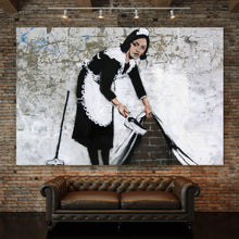 Lade das Bild in den Galerie-Viewer, Leinwandbild Banksy - Hausfrau Querformat