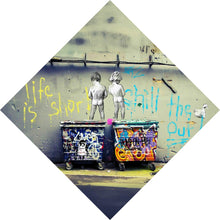 Lade das Bild in den Galerie-Viewer, Aluminiumbild Banksy - Life is short Raute
