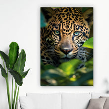 Lade das Bild in den Galerie-Viewer, Aluminiumbild Beeindruckendes Leoparden Porträt im Dschungel Hochformat