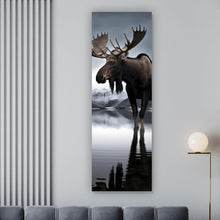 Lade das Bild in den Galerie-Viewer, Aluminiumbild Berglandschaft mit See und Elch in Abendstimmung Panorama Hoch