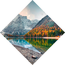 Lade das Bild in den Galerie-Viewer, Aluminiumbild gebürstet Berglandschaft mit Spiegelung im See Raute