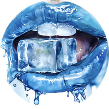 Lade das Bild in den Galerie-Viewer, Aluminiumbild gebürstet Blaue Lippen mit Eiswürfel Kreis