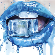 Lade das Bild in den Galerie-Viewer, Aluminiumbild gebürstet Blaue Lippen mit Eiswürfel Quadrat