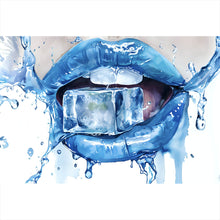 Lade das Bild in den Galerie-Viewer, Poster Blaue Lippen mit Eiswürfel Querformat