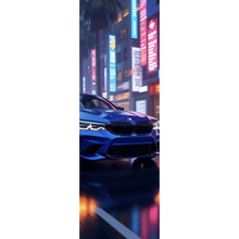 Lade das Bild in den Galerie-Viewer, Poster Blauer Sportwagen bei Nacht in der Stadt Panorama Hoch