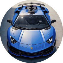 Lade das Bild in den Galerie-Viewer, Aluminiumbild gebürstet Blauer Sportwagen in Frontansicht geparkt Kreis