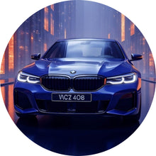 Lade das Bild in den Galerie-Viewer, Aluminiumbild gebürstet Blauer Sportwagen in futuristischer Umgebung Kreis