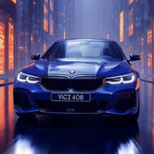 Lade das Bild in den Galerie-Viewer, Aluminiumbild gebürstet Blauer Sportwagen in futuristischer Umgebung Quadrat