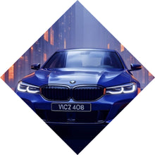 Lade das Bild in den Galerie-Viewer, Aluminiumbild Blauer Sportwagen in futuristischer Umgebung Raute