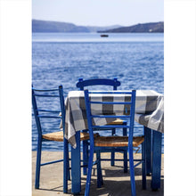 Lade das Bild in den Galerie-Viewer, Spannrahmenbild Blauer Tisch am Meer Hochformat