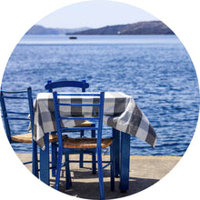 Lade das Bild in den Galerie-Viewer, Aluminiumbild Blauer Tisch am Meer Kreis